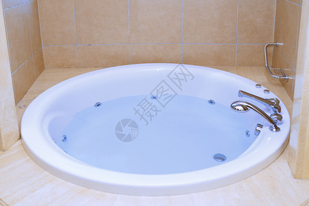 漩涡浴缸现代浴缸充满水热水漩涡享受活动洗涤活力卫生高视角公寓浴室背景