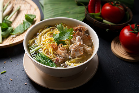 芦丁鸡碗中汤面香菜马来语餐厅午餐小麦美食肉汤盘子美味雄鸡背景