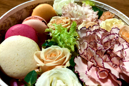 美味的彩色马卡龙饼干 在礼物盒中 与开花花花束 玫瑰 玛蒂奥拉 康乃馨背景图片