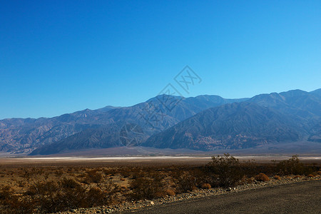 韦贝纳穿过死亡谷国家公园的公路 其背景是帕纳明特山脉Panamint山国家街道死亡山脉沙漠盆地运输日落驾驶地平线背景