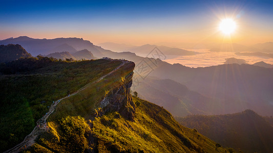 超视清在泰国清莱 黎明时分 空中观视Phu Chi Fa和晨雾背景