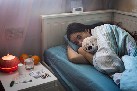 在家睡觉的少女感冒了 感觉不舒服 睡着女士偏头痛疼痛发烧季节女孩症状痛苦女性睡眠背景图片