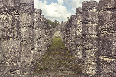 勇士圣殿的柱形走廊高清图片