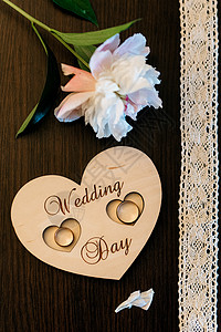 结婚戒指蜜月订婚婚姻珠宝金属家庭男人夫妻仪式丈夫背景图片