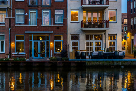 运河上的现代荷兰建筑 夜间城市建筑 荷兰莱茵河畔阿尔芬背景