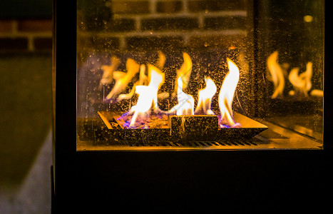 室外用燃煤和大火焰 冬季 古旧设备燃烧的热室式暖气高清图片