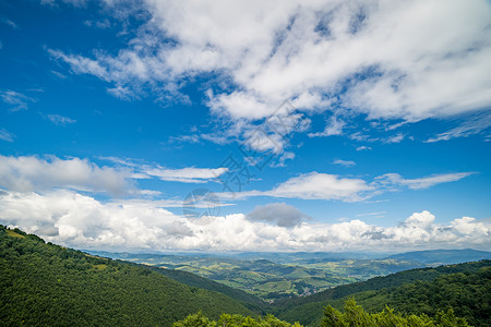 乔尔巴乌克兰喀尔巴阡山脉波尔扎瓦山脊景观 喀尔巴阡山上云层全景远足气氛风景旅游森林爬坡游览岩石蓝色背景