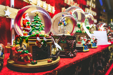 圣诞节雪雪球背景水晶球 里面有圣达克拉斯和圣诞树高清图片