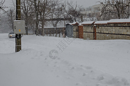 大雪刷屏图冬季大降雪的住宅区大景象图千冬大雪小路雪堆暴风雪街道建筑建筑学风暴季节全景生活背景