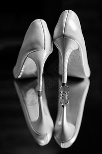 新娘的新婚鞋 美丽的时装蕾丝幸福裙子仪式花束女士婚礼魅力配饰女性背景图片