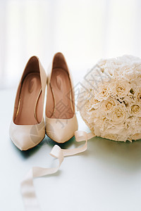 新娘的新婚鞋 美丽的时装已婚花束宝气仪式蕾丝珠光庆典奢华幸福配饰背景图片