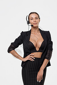 身着商业服戴头部麦克风的女士顾问中心耳机裙子主持人工作腰带技术操作员黑发背景图片