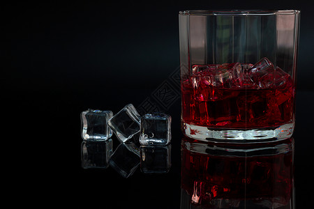 多边形玻璃和深黑背角的酒和冰的反光高清图片