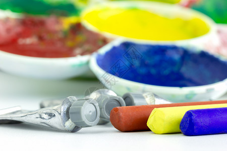 白色背景上的彩色管和调色板 适合塑料工具蓝色画报红色黄色生活艺术活动刷子背景图片