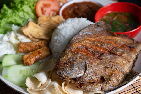 游浆豆腐鱼和大米文化油炸小贩马来语食物午餐鲳鱼传统辣椒豆腐背景