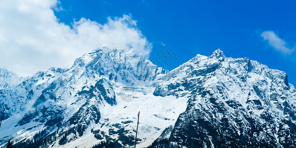 冰点直降克什米尔Pahalgam岛Baisaran山谷米尼瑞士的云层覆盖了山峰和蓝天空 大面积观察雪景色远足地方阳光首脑暴风雨低温气背景