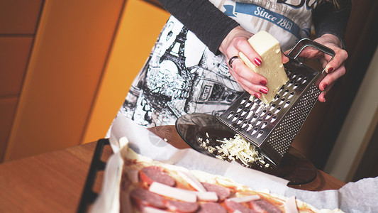 厨师面包师亲自做披萨的贴近手食物午餐面包烹饪产品蔬菜餐厅面粉奶制品美食背景图片