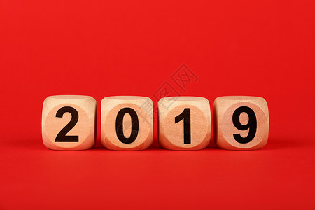 2019字加红色的木制立方体背景图片