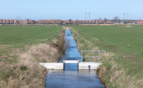 荷兰的水资源管理池塘水路房子障碍溪流高度溢洪道建造白色流动背景图片