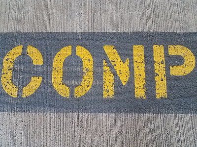 灰水泥地或地板或人行道上的黄色字词背景图片