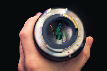 DSLR镜片与部分闭合的孔径透视器和可见孔径叶片背景