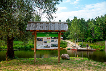 河面划船海报在河岸渡过渡口木头蓝天树木假期建筑森林闲暇太阳冒险公园背景