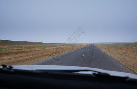 两车相撞在欧洲的公路旅行 从汽车角度的观点看假期视角摩托车旅游车辆风光田园自由目的地个人背景