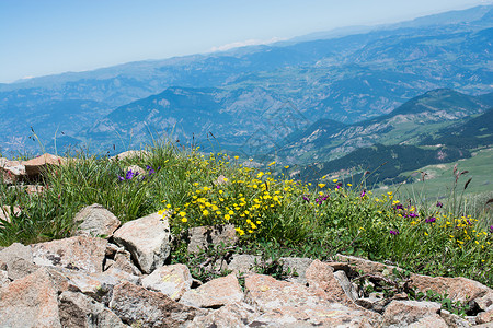 土耳其阿尔特文高地山丘的景象旅行太阳蓝色草地场景岩石爬坡塌方地区悬崖背景
