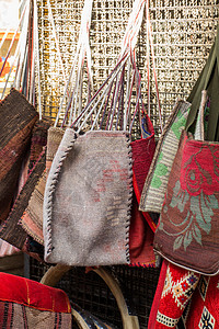传统风格手工编织袋解雇市场钱包织物文化购物背景图片