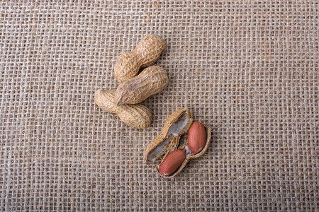 花生碎裂 罐壳夹在麻布上饮食食物养分坚果小吃种子营养背景图片