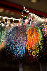集市上的彩色绒球套装纺织品织物庆典背景图片