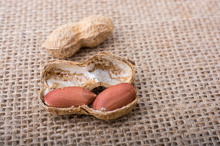 花生碎裂 罐壳夹在麻布上种子坚果饮食营养养分小吃食物背景图片