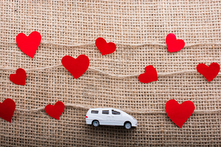 与汽车和心形图标的爱概念帆布交通运输保险维修驾驶未婚妻旅行发动机爱情背景图片