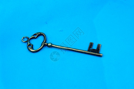 蓝色背景水中的密钥财产金属开锁安全商业房子解决方案钥匙古董背景图片