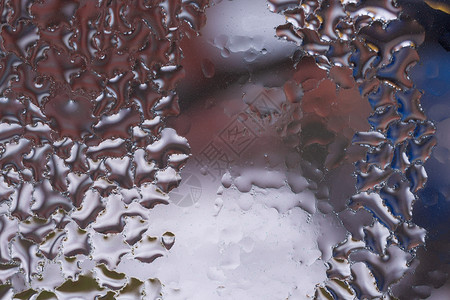 雨水槽玻璃窗上的水滴紧靠着模糊的背景 在宏中滴 窗口特写镜头上的冷凝水 湿空气气泡蒸汽墙纸模具玻璃塑料温度气候水分蓝色背景