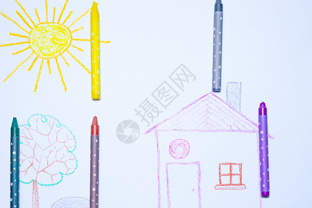 蜡笔太阳和岩石儿童用蜡笔在白纸上绘图 幼儿园年龄图黄色教育学习男生太阳学校蓝色女孩白色房子背景