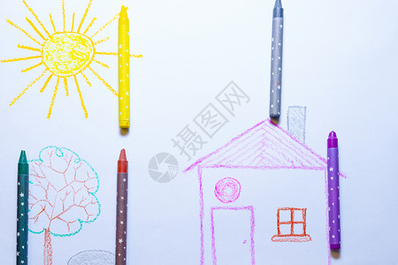 蜡笔太阳和岩石儿童用蜡笔在白纸上绘图 幼儿园年龄图黄色插图教育学习男生知识红色婴儿孩子房子背景