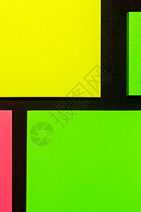 黑纸上的绿黄色和玫瑰色彩色办公室贴纸 作为提醒 隔离在黑纸上记事本插图阴影木板橙子粉色日程记忆软垫商业背景图片