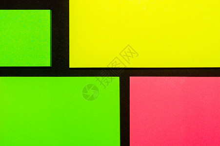 黑纸上的绿黄色和玫瑰色彩色办公室贴纸 作为提醒 隔离在黑纸上蓝色软垫橙子备忘录木板商业空白床单绿色记事本背景图片