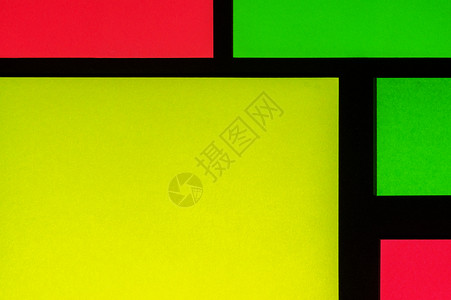 黑纸上的绿黄色和玫瑰色彩色办公室贴纸 作为提醒 隔离在黑纸上邮政阴影绿色空白标签公告记忆木板日程笔记背景图片