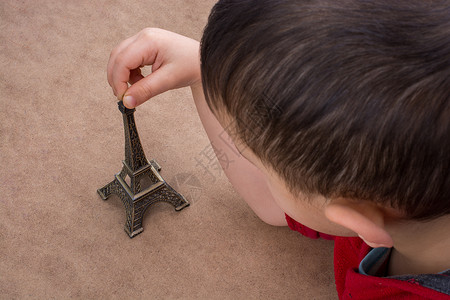 孩子拿着艾菲尔铁塔的小模特儿纪念碑首都假期地标历史性怀表游客天际城市旅游背景图片
