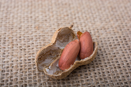 花生碎裂 罐壳夹在麻布上小吃养分种子营养食物饮食坚果背景图片