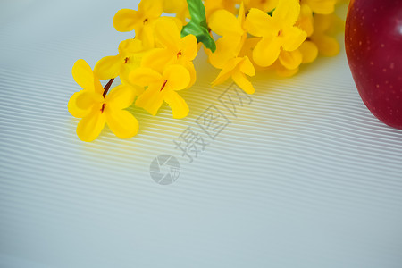 由人造材料 黄色的花朵和鲜花制成的花植物群叶子水仙花束绿色树叶花序植物模仿水仙花背景图片