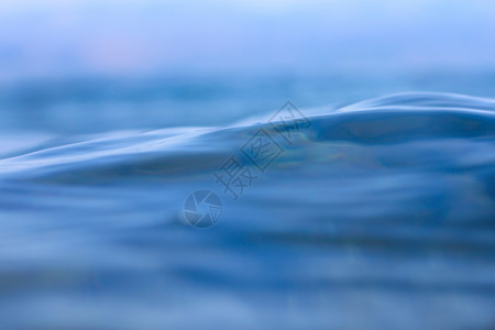 达曼蓝色水面表面水平液体概念海洋波纹海浪波浪状旅行宏观运动背景