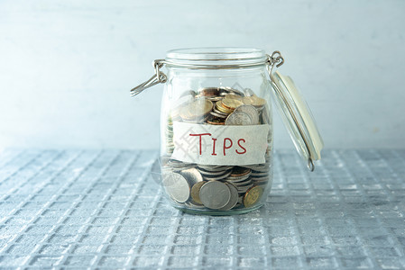 用硬币保存罐金融收集玻璃房子商业保险资金储蓄预算尖端背景