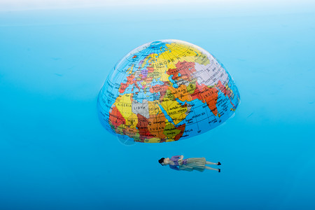 小地球 周围有漂浮的雕像行星指导塑像旅行全球世界人士商务工作男人背景图片