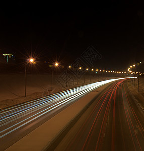 张镇麟从经过的汽车前灯发出的光迹 这张照片是在夜间长时间曝光拍摄的运动小路大灯街道运输反射速度交通景观头灯背景