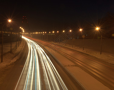 张镇麟从经过的汽车前灯发出的光迹 这张照片是在夜间长时间曝光拍摄的城市车辆景观头灯小路速度灯笼运输运动旅行背景