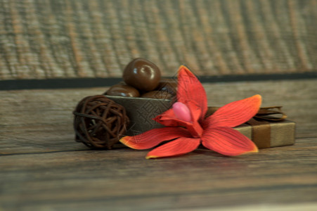 球兰花一盒巧克力装饰球木桌上的红兰花芽礼物糖果庆典惊喜念日风格异国季节商业盒子背景