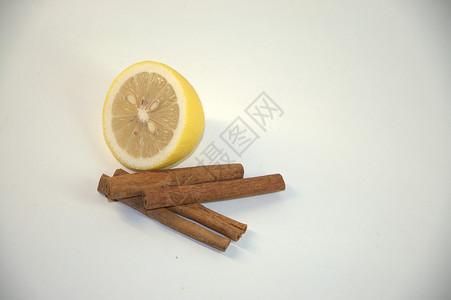 在白色背景的特写中 提取柠檬和肉桂豆片豆荚背景图片